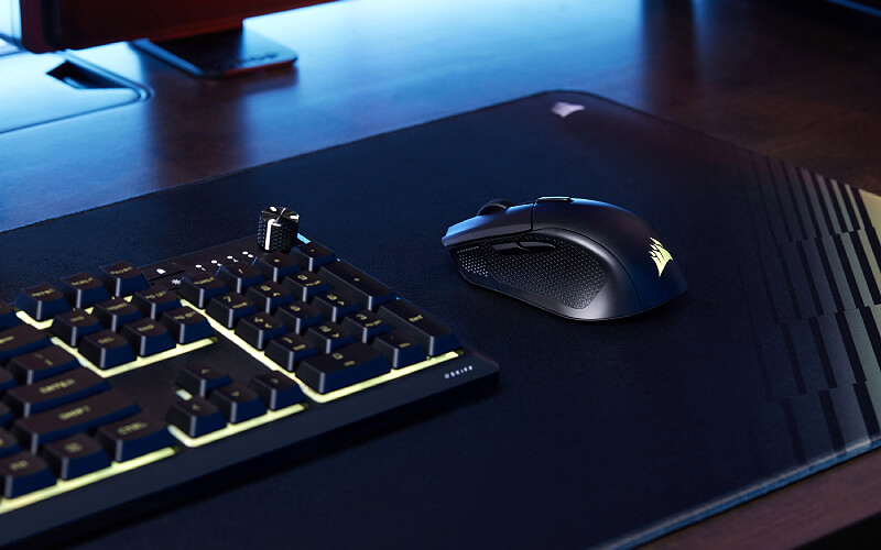 עכבר Corsair HARPOON v2 Wireless בסביבת גיימינג שולחנית