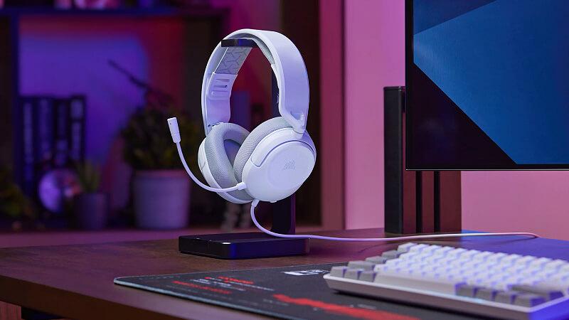 אוזניות Corsair HS35 v3 White בסביבת גיימינג שולחנית
