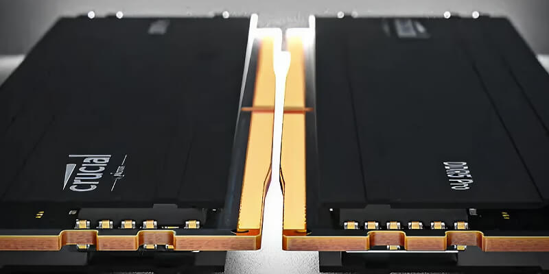 מבנה מודול הזיכרון Crucial Pro DDR5 עם גוף קירור מאלומיניום ורכיבי זיכרון Micron