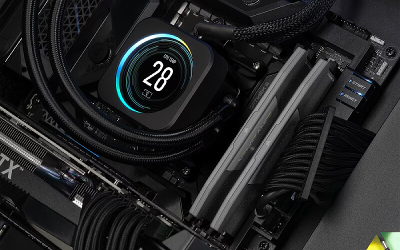 שני מודולי זיכרון אפורים Corsair Vengeance DDR5 מותקנים לצד מערכת קירור המעבד במחשב נייח