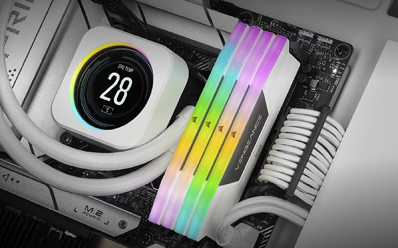 מודולי זיכרון Corsair Vengeance RGB DDR5 לבנים עם תאורת RGB צבעונית בתוך מחשב נייח