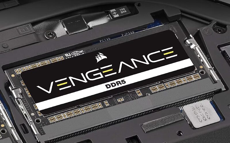 מודול זיכרון Corsair Vengeance DDR5 SODIMM מותקן בחריץ זיכרון של מחשב נייד